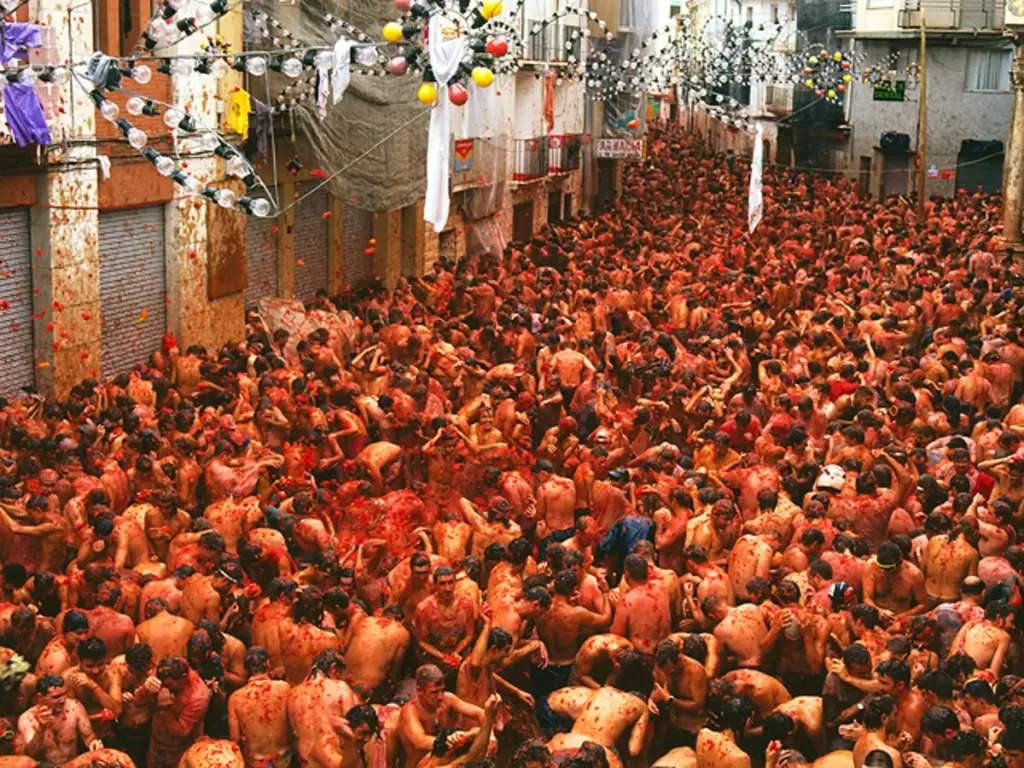 İspanya'nın Buñol Kasabasında Geleneksel Tomatina Sokak Savaşı Coşkusu